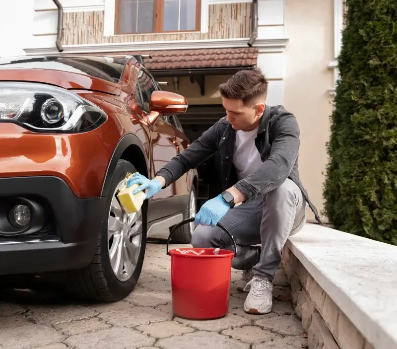 Lavage auto à domicile Saint-Just-en-Chaussée : professionnel intervenant sur un véhicule